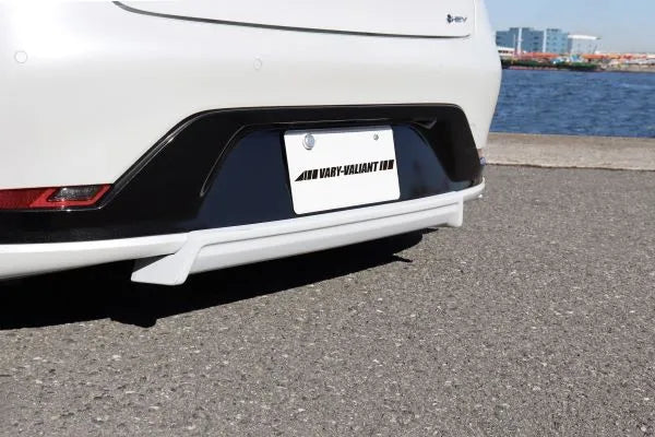 Garage Vary Center Rear Diffuser FRP – Toyota Prius MXWH60/65 close up