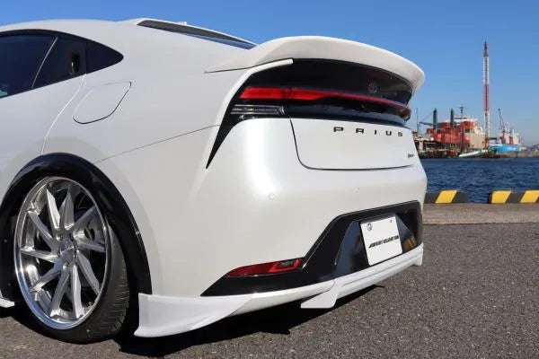 Garage Vary Center Rear Diffuser FRP – Toyota Prius MXWH60/65 three quarter rear
