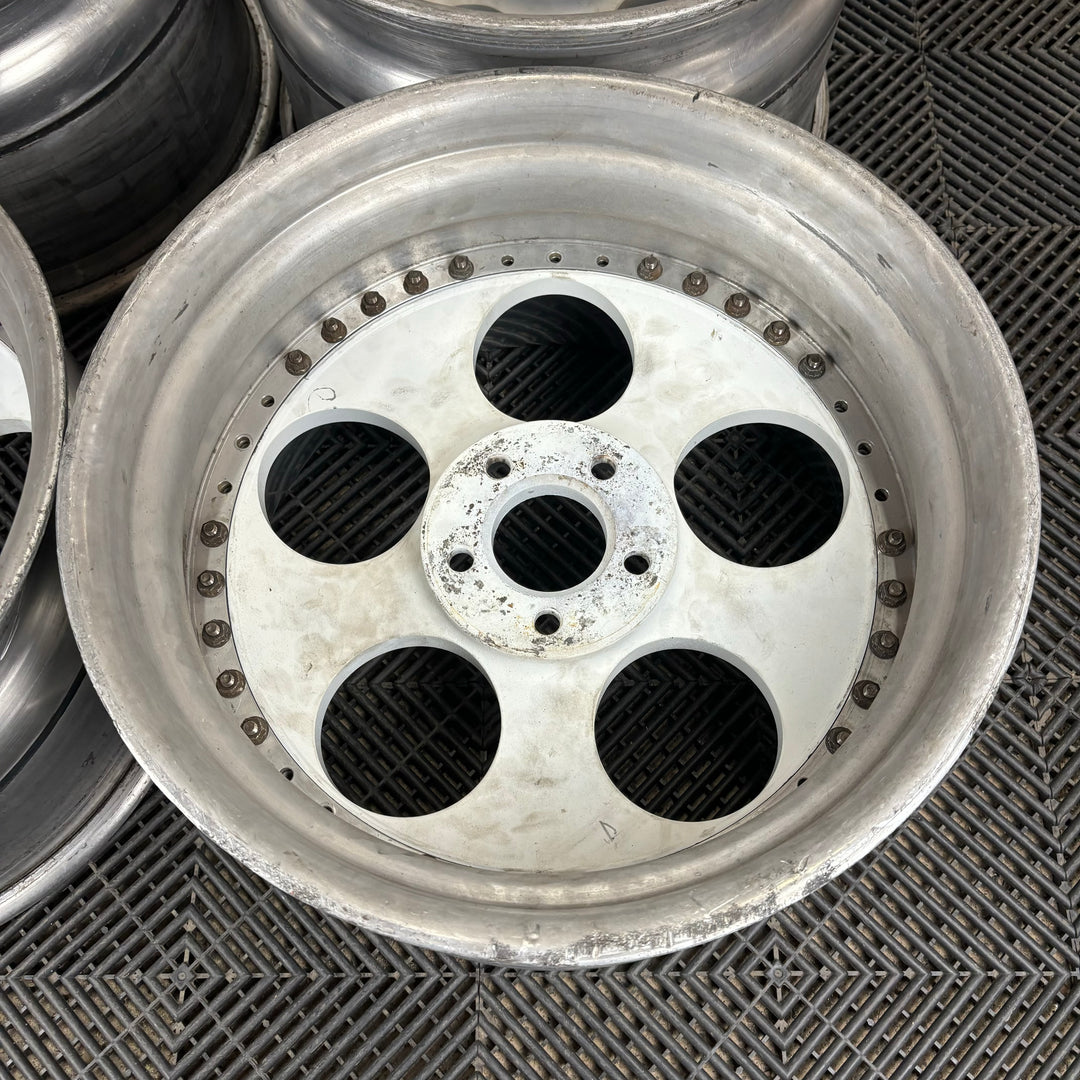 Concept Neeper Ghini

5x114.3

18x10 -16

18x11 -29