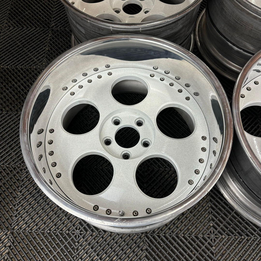 Concept Neeper Ghini

5x114.3

18x10 -16

18x11 -29