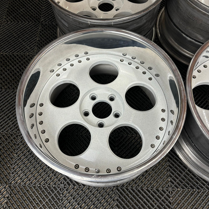 Concept Neeper Ghini

5x114.3

18x10 -16

18x11 -29