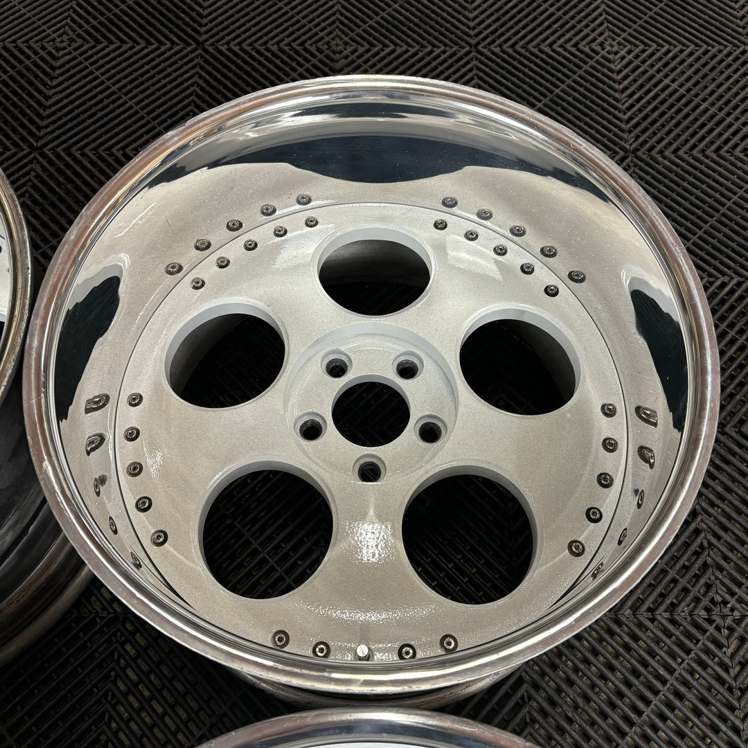 Concept Neeper Ghini

5x114.3

18x10 -16

18x11 -29
