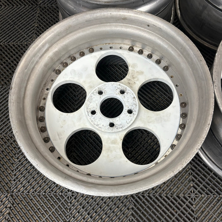 Concept Neeper Ghini

5x114.3

18x10 -16

18x11 -29